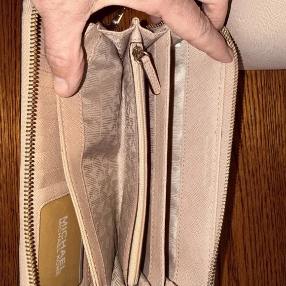 Michael Kors Cream Tote Bag and Wallet Set - Picture 11 of 15